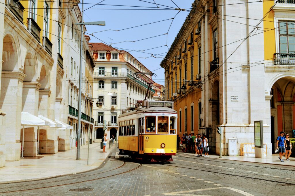 Lisbona, in Portogallo, e' la seconda citta' piu' economica in Europa. Foto di Aayush Gupta, Unsplash.